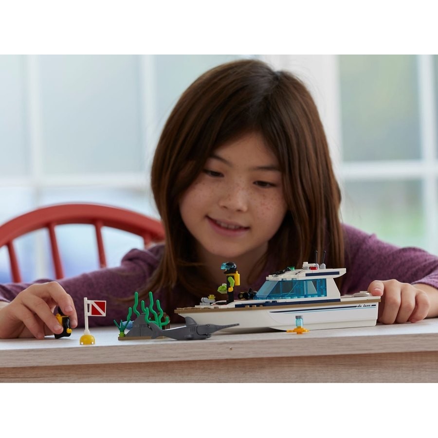 Curbside Pickup Sale - Lego Metropolitan Area Diving Yacht - Fire Sale Fiesta:£19