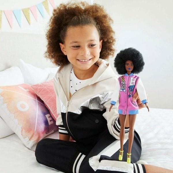 Free Shipping - Barbie Fashionista Pink Letterman Jacket Toy - Give-Away Jubilee:£9[cob9438li]